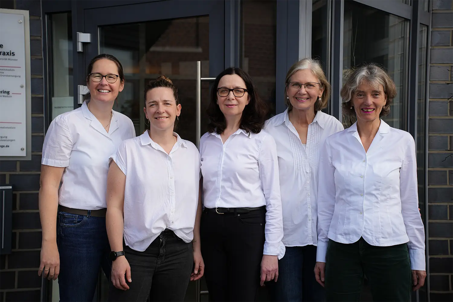 Gruppenfoto der Ärtzinnen vor der Praxis in Altenberge